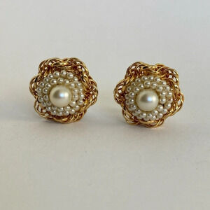 Vintage Hobe Gold Tone Faux Pearl Clip On Earrings‎